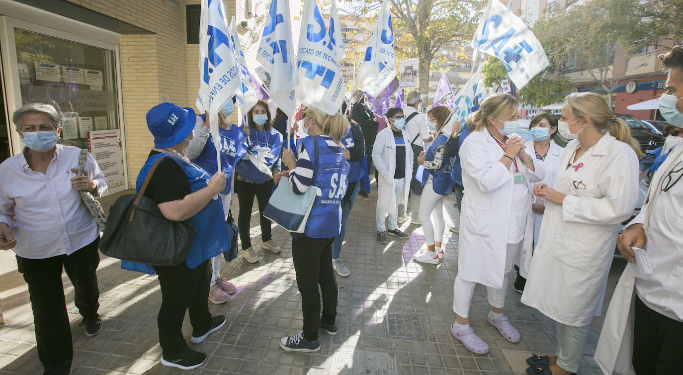 Concentración de sindicatos médicos frente a un centro de salud de Valencia