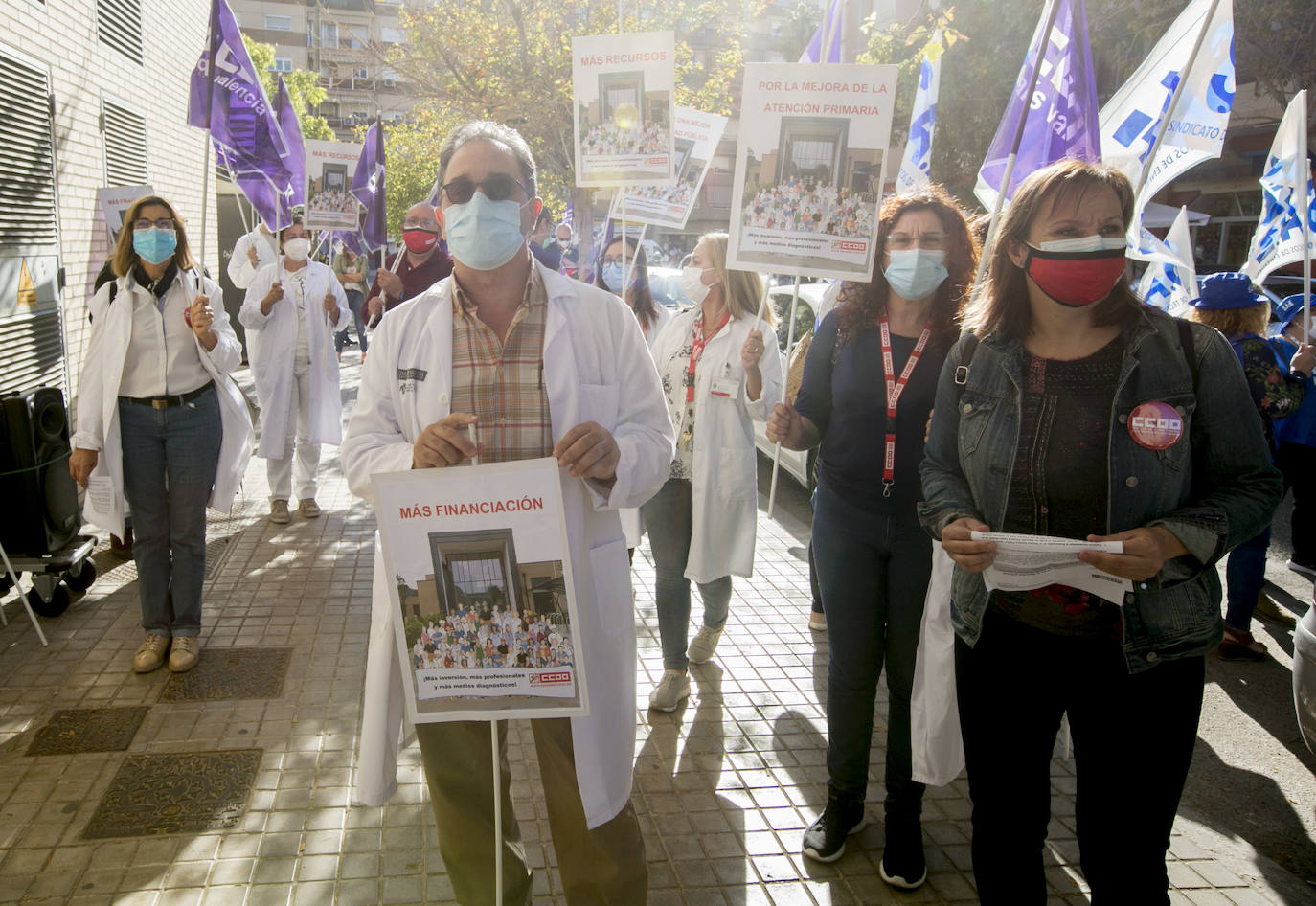 Concentración de sindicatos médicos frente a un centro de salud de Valencia