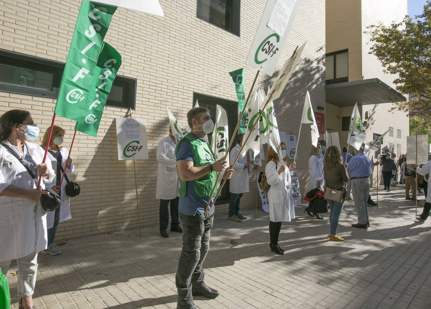 Concentración de sindicatos médicos frente a un centro de salud de Valencia