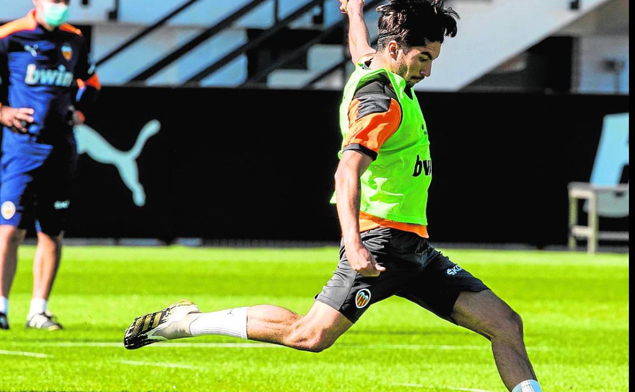 Carlos Soler se dispone a chutar durante un entrenamiento. 