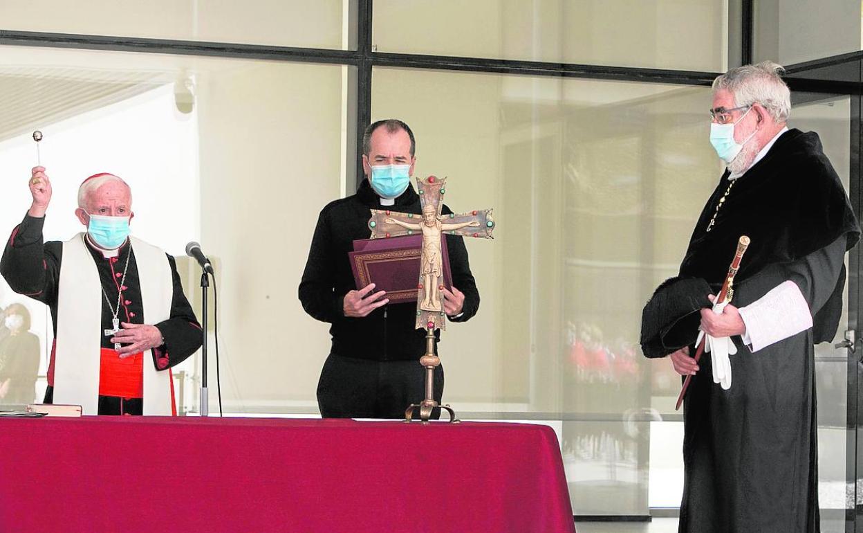 Cañizares, durante la bendición del nuevo edificio del Rectorado, que llegó tras el acto de apertura. 