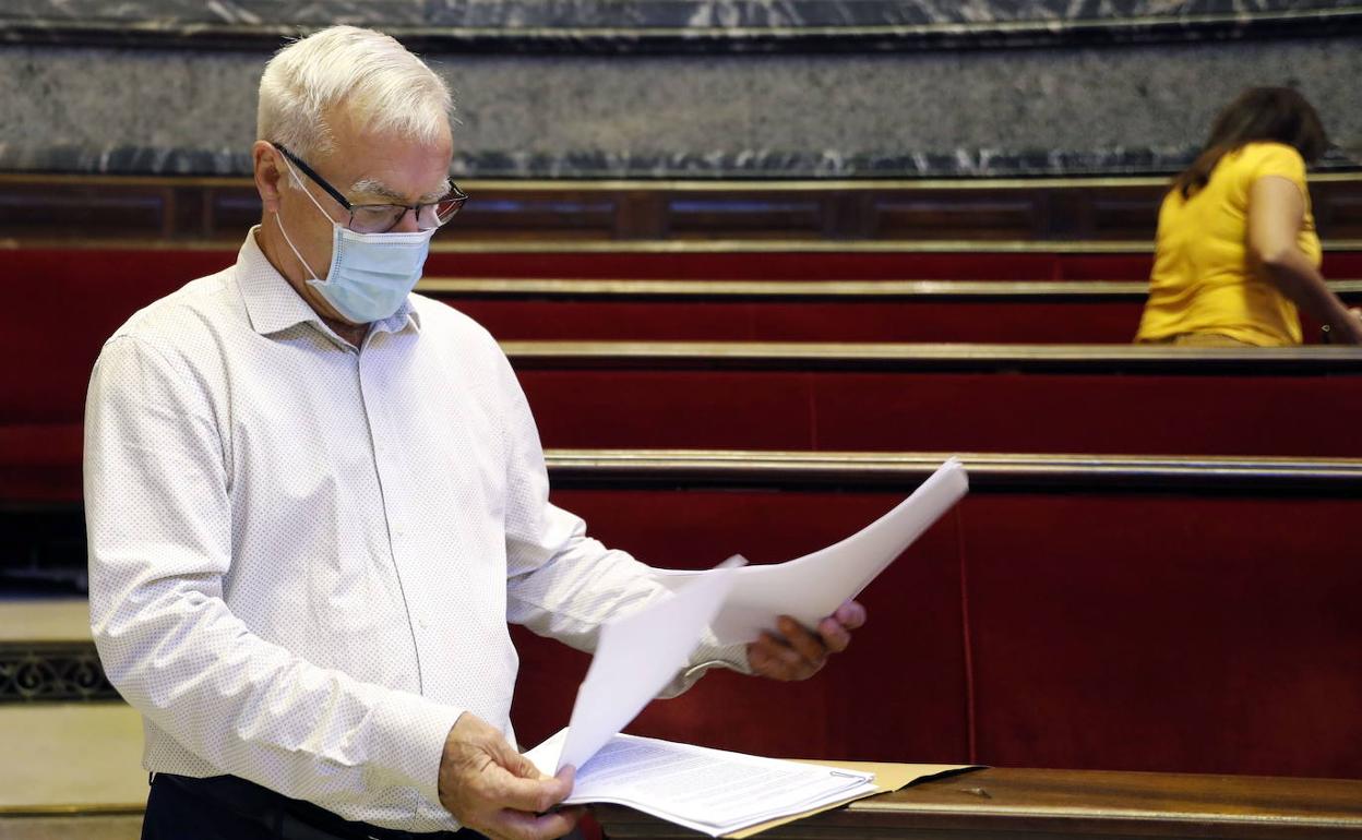 El alcalde Ribó, en el hemiciclo durante un pleno. 