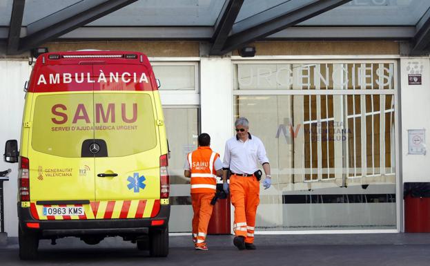 Una mujer resulta herida tras caerse de un balcón al olvidar sus llaves en su vivienda de Benetússer