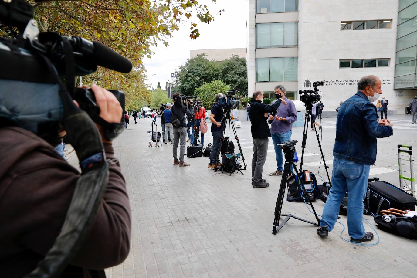 El juicio contra María Jesús M.C. y su examante, Salvador R.L., ambos acusados de matar al marido de ella en agosto de 2017 en un garaje de Patraix, arranca en la Audiencia de Valencia tres años después de que se cometiera el crimen.