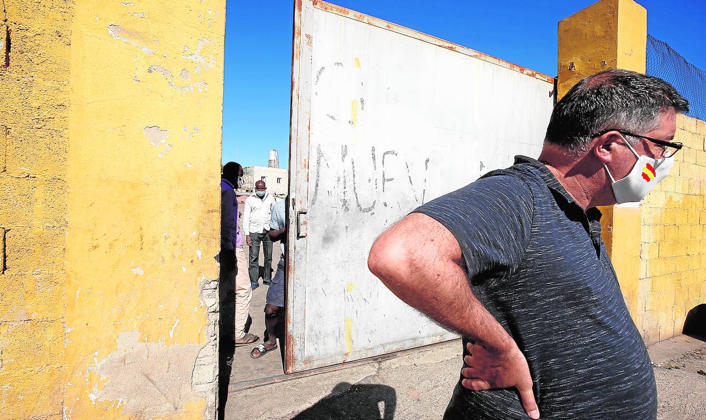 Alerta por un brote masivo en un refugio de jornaleros en Sagunto sin agua potable ni mascarillas