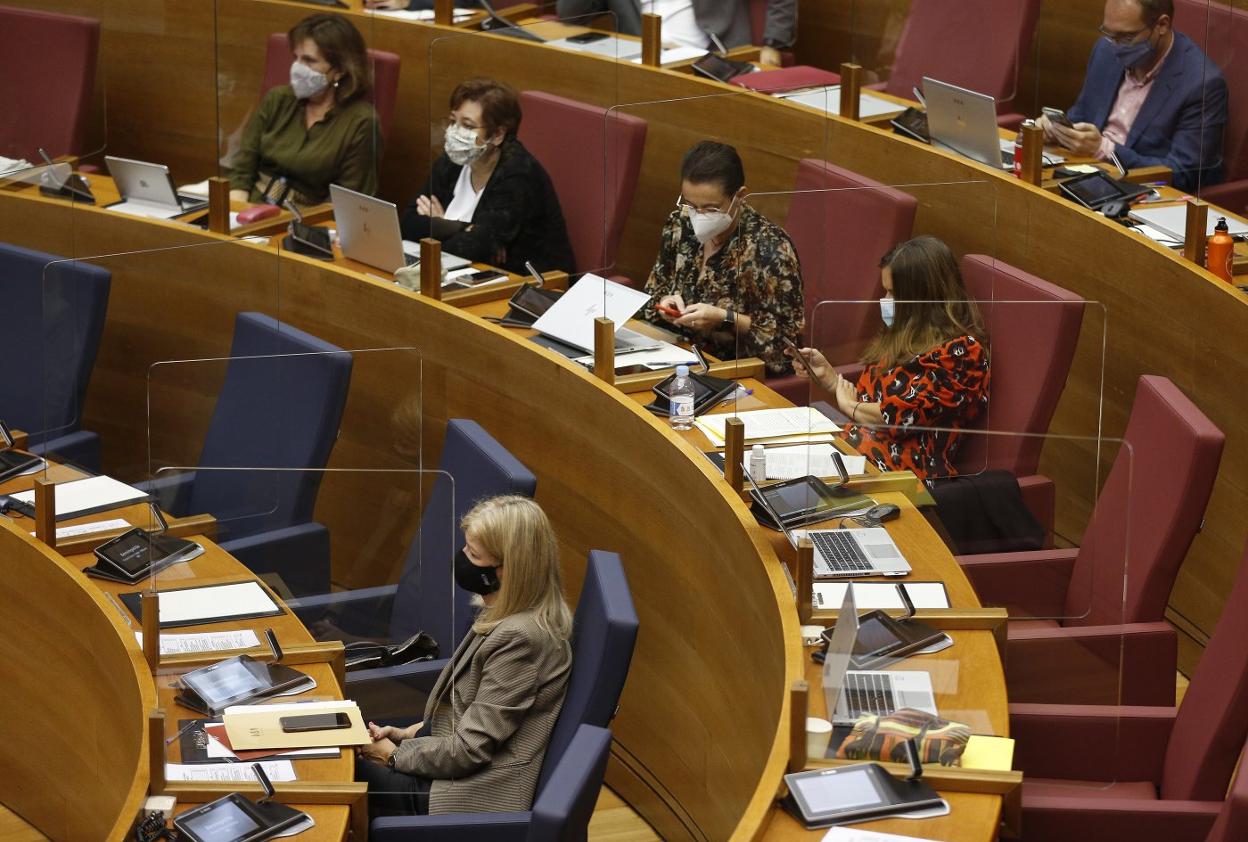 A la izquierda, en la bancada azul, la consellera Bravo en Les Corts. jesús signes
