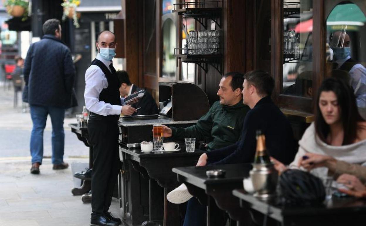 Clientes en un café en Soho en Londres 