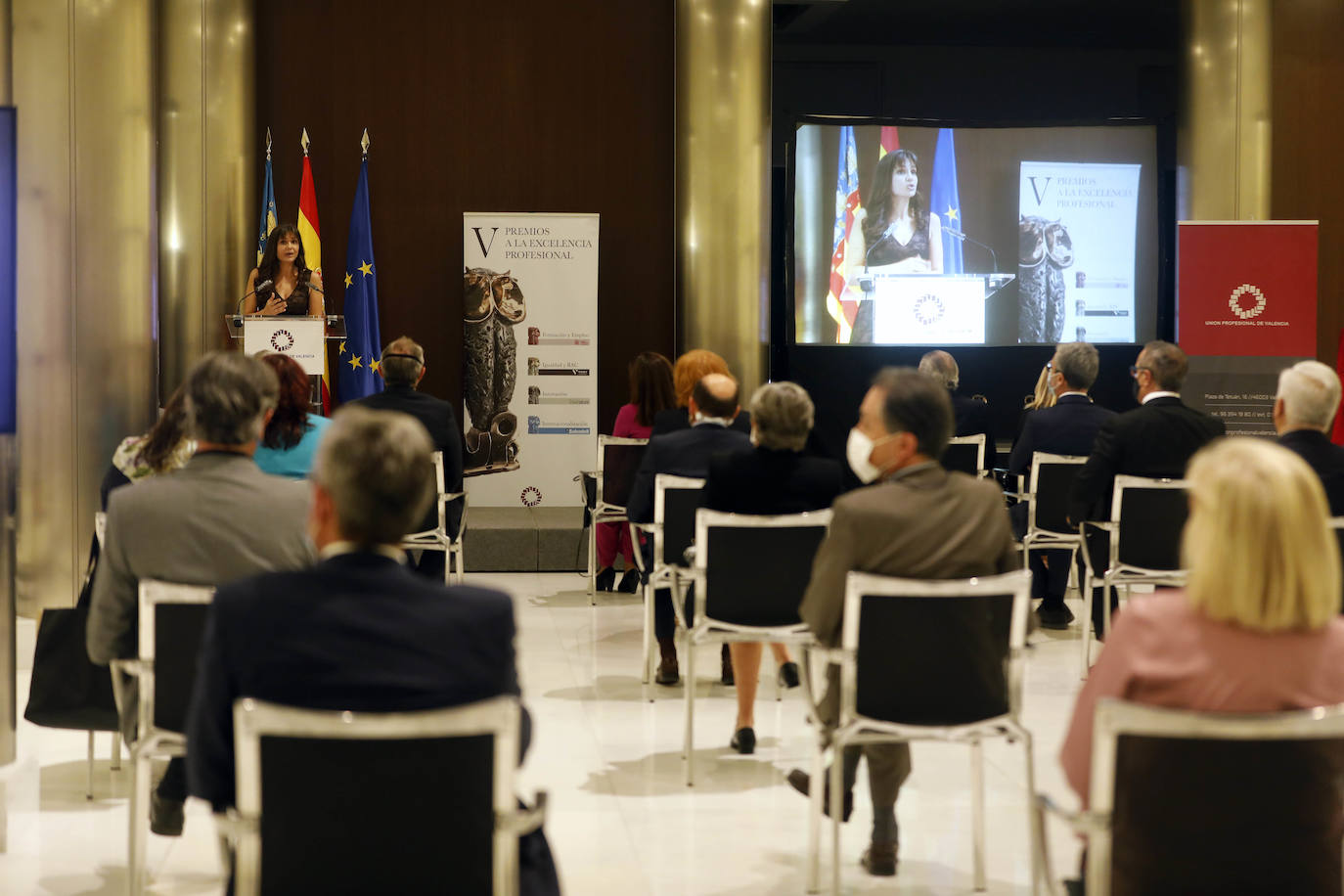 Este reconocimiento contribuye a esa defensa del buen hacer, de la ética profesional, que se persigue desde nuestros colegios profesionales", ha afirmado la presidenta. Asimismo, ha dado la enhorabuena a los premiados, quienes sin duda "merecéis este Premio por todo lo que representa y que vosotros reunís: la Excelencia Profesional", ha finalizado Borja.