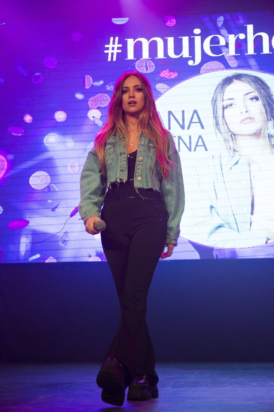 Actuación de Ana Mena durante la VIII Edición de los Premios Belleza Mujerhoy en la Sala Riviera de Madrid. 