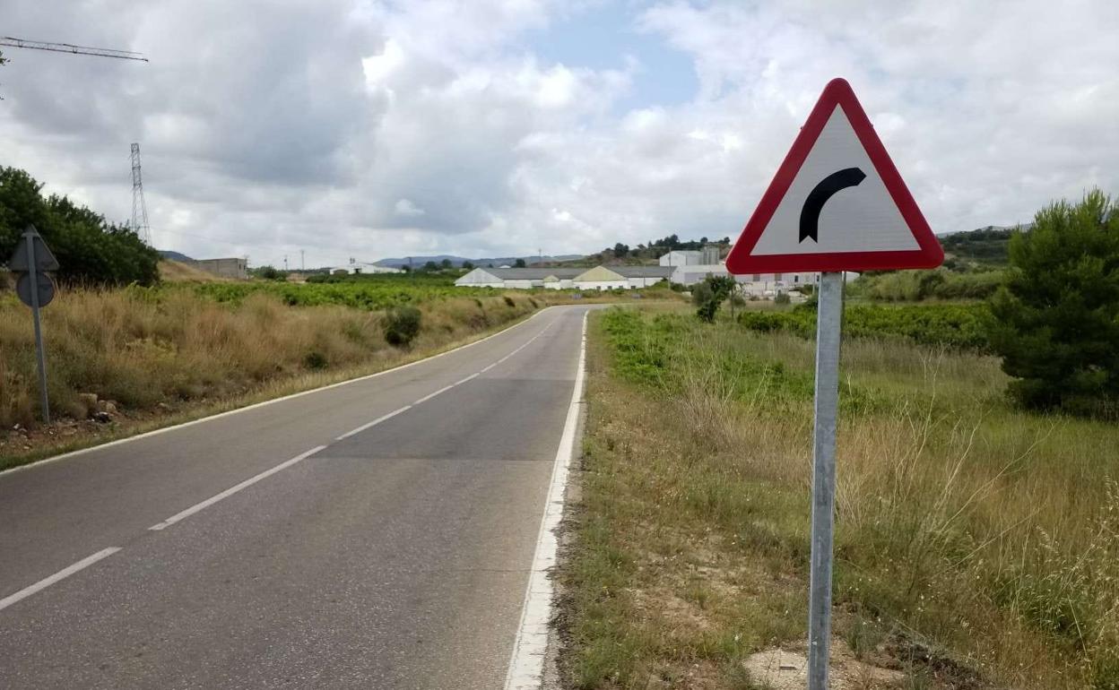 La carretera CV-435 entre los municipios de Real y Montroi. 