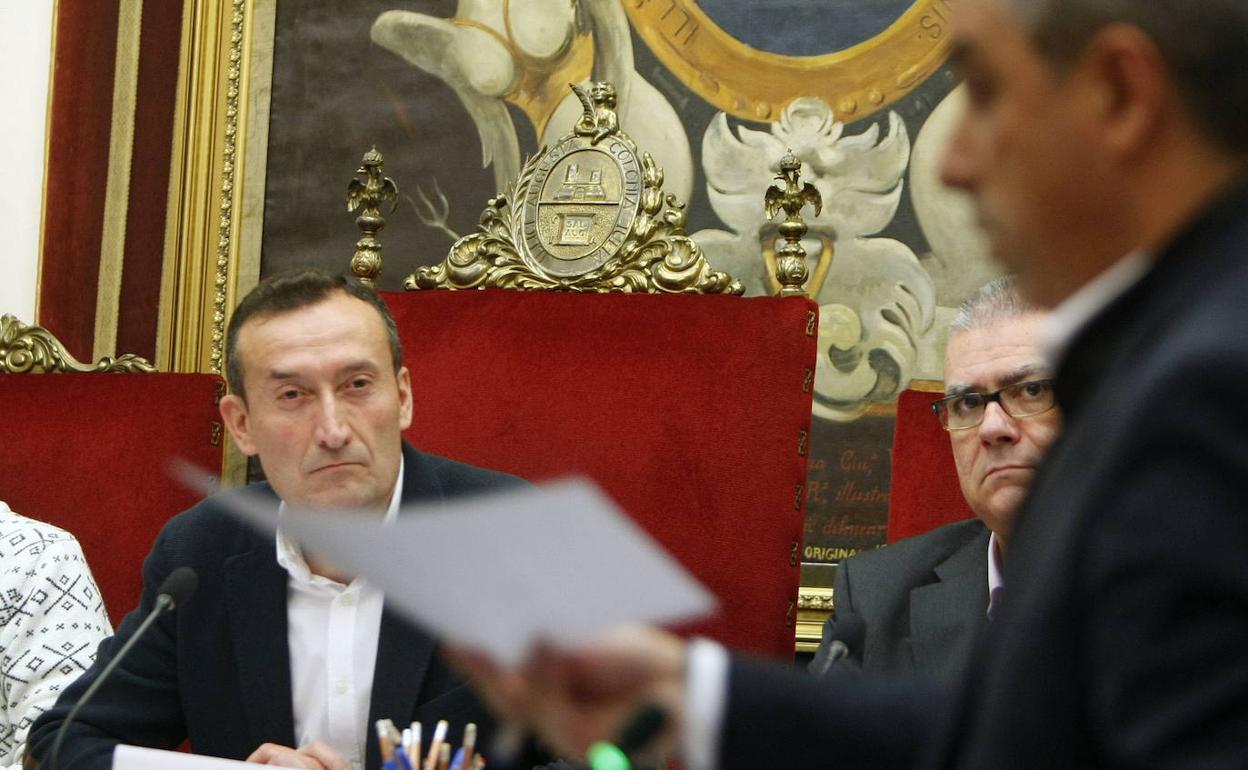 Carlos González, alcalde de Elche, durante un pleno municipal. 