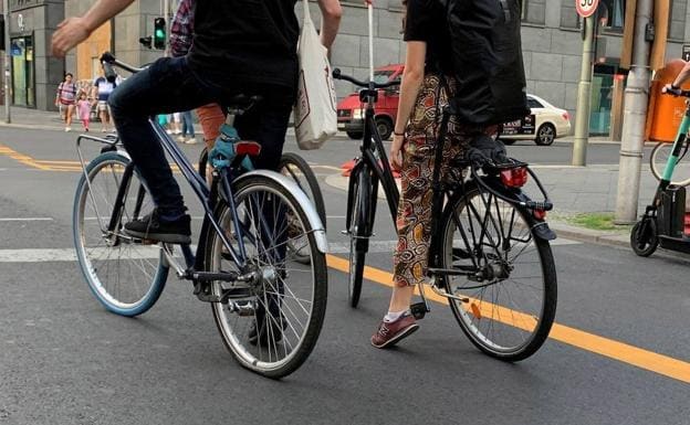 La Guardia Civil aclara cuáles son las luces que son obligatorias en la bicicleta y las que no