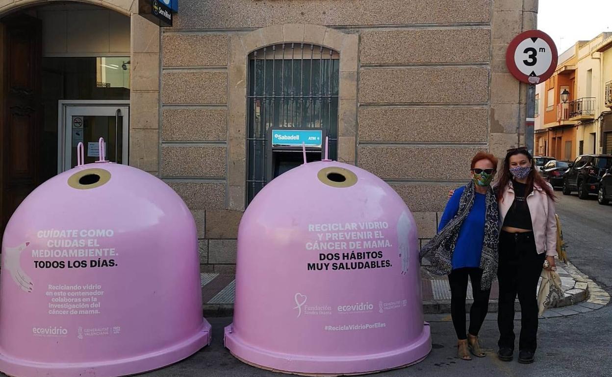 Los dos contenedores rosa instalados en el municipio de Gata de Gorgos para reciclar vidrio. 