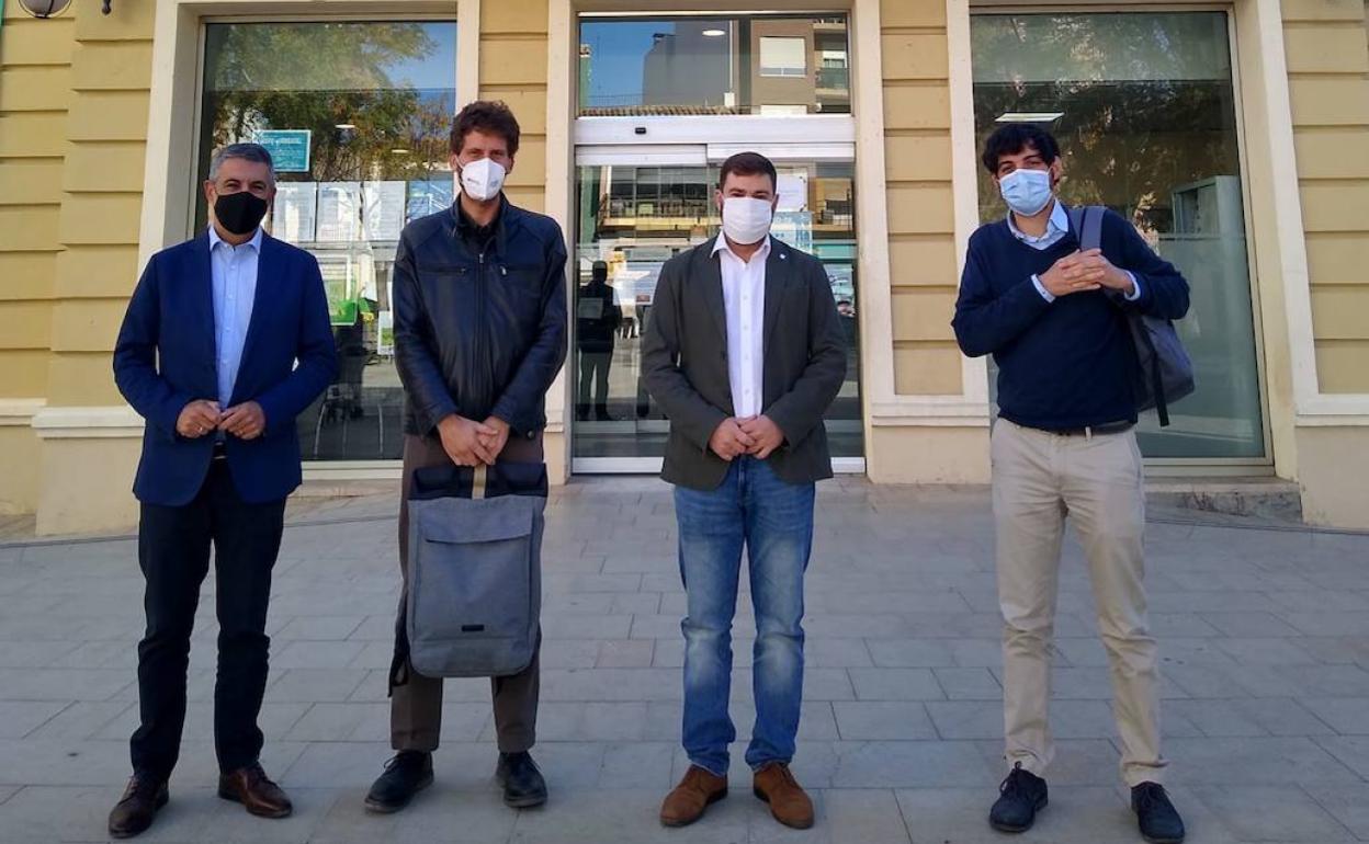 Los directores generales en su visita al municipio, acompañados por el alcalde, Enric Palanca. 