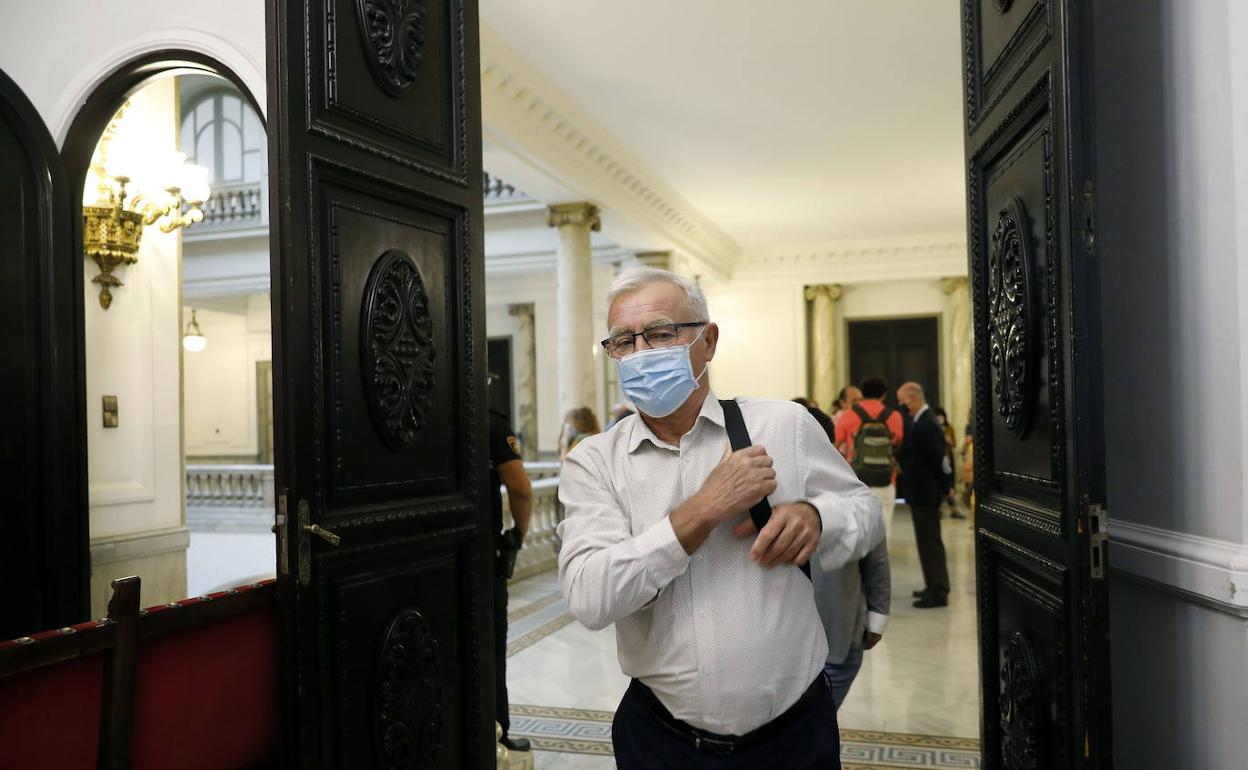 El alcalde Ribó, entrando en el hemiciclo a una sesión plenaria. 