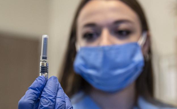 Illa defiende que España tendrá en diciembre 30 millones de dosis de la vacuna contra el coronavirus