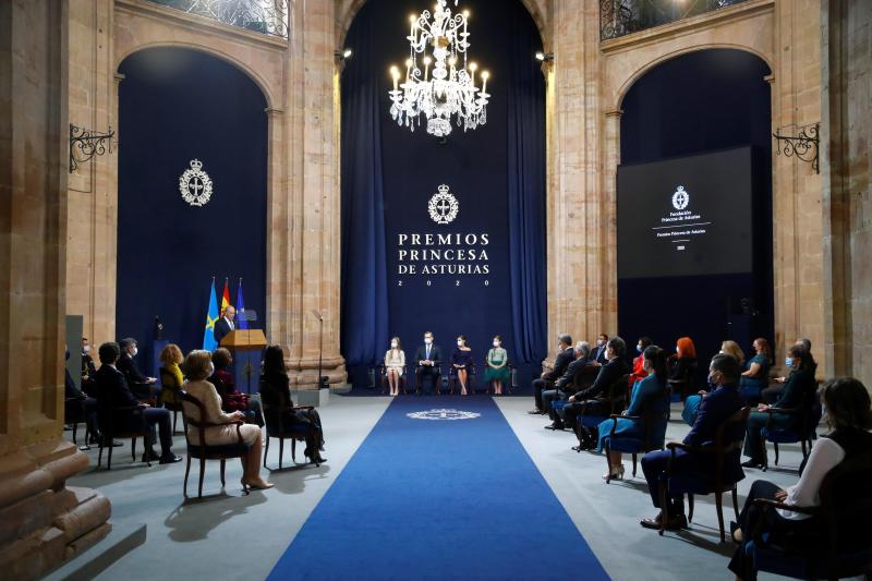 Los reyes Felipe VI y Letizia, acompañados de la princesa Leonor (i) y la infanta Sofía durante la ceremonia.