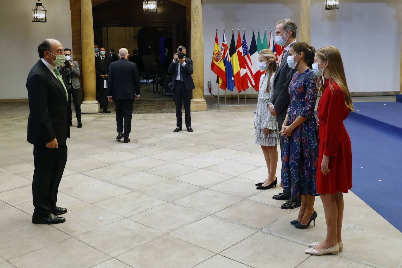 Los Reyes y sus hijas han mantenido este viernes una reunión con los galardonados en la 40 edición de los premios Princesa de Asturias que estarán presentes en la ceremonia de entrega en Oviedo, entre ellos representantes del colectivo sanitario y el piloto de rallys Carlos Sainz. Felipe VI, la reina Letizia, la princesa Leonor y la infanta Sofía han recibido a los premiados junto a los presidentes de los jurados de estas distinciones y miembros de los patronatos Princesa de Asturias y Fundación. 