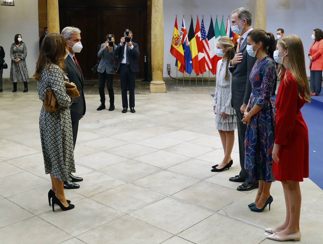 Los Reyes y sus hijas han mantenido este viernes una reunión con los galardonados en la 40 edición de los premios Princesa de Asturias que estarán presentes en la ceremonia de entrega en Oviedo, entre ellos representantes del colectivo sanitario y el piloto de rallys Carlos Sainz. Felipe VI, la reina Letizia, la princesa Leonor y la infanta Sofía han recibido a los premiados junto a los presidentes de los jurados de estas distinciones y miembros de los patronatos Princesa de Asturias y Fundación. 