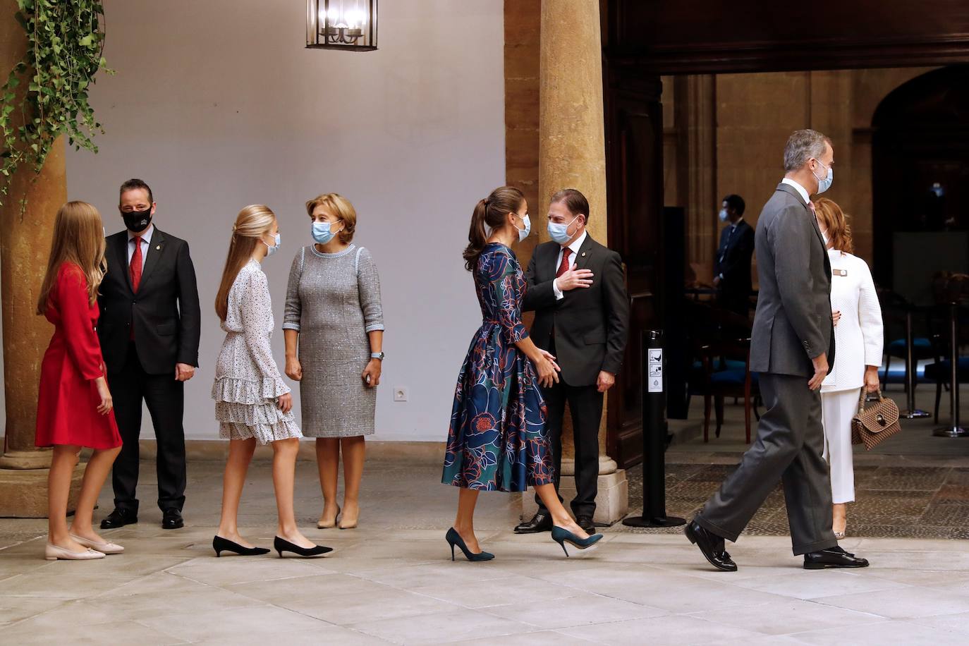 Los Reyes y sus hijas han mantenido este viernes una reunión con los galardonados en la 40 edición de los premios Princesa de Asturias que estarán presentes en la ceremonia de entrega en Oviedo, entre ellos representantes del colectivo sanitario y el piloto de rallys Carlos Sainz. Felipe VI, la reina Letizia, la princesa Leonor y la infanta Sofía han recibido a los premiados junto a los presidentes de los jurados de estas distinciones y miembros de los patronatos Princesa de Asturias y Fundación. 