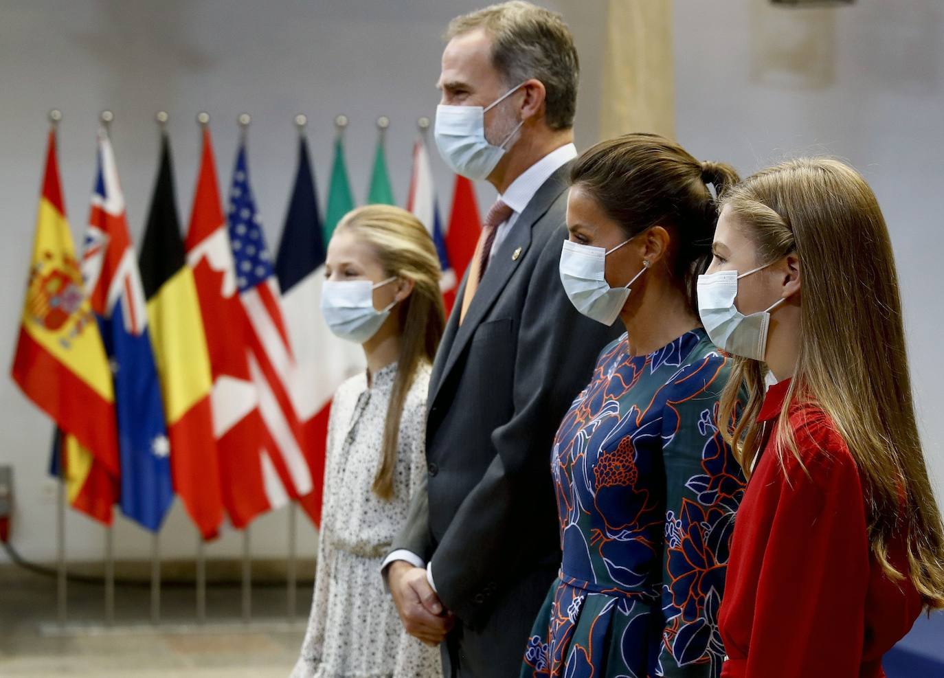 Los Reyes y sus hijas han mantenido este viernes una reunión con los galardonados en la 40 edición de los premios Princesa de Asturias que estarán presentes en la ceremonia de entrega en Oviedo, entre ellos representantes del colectivo sanitario y el piloto de rallys Carlos Sainz. Felipe VI, la reina Letizia, la princesa Leonor y la infanta Sofía han recibido a los premiados junto a los presidentes de los jurados de estas distinciones y miembros de los patronatos Princesa de Asturias y Fundación. 