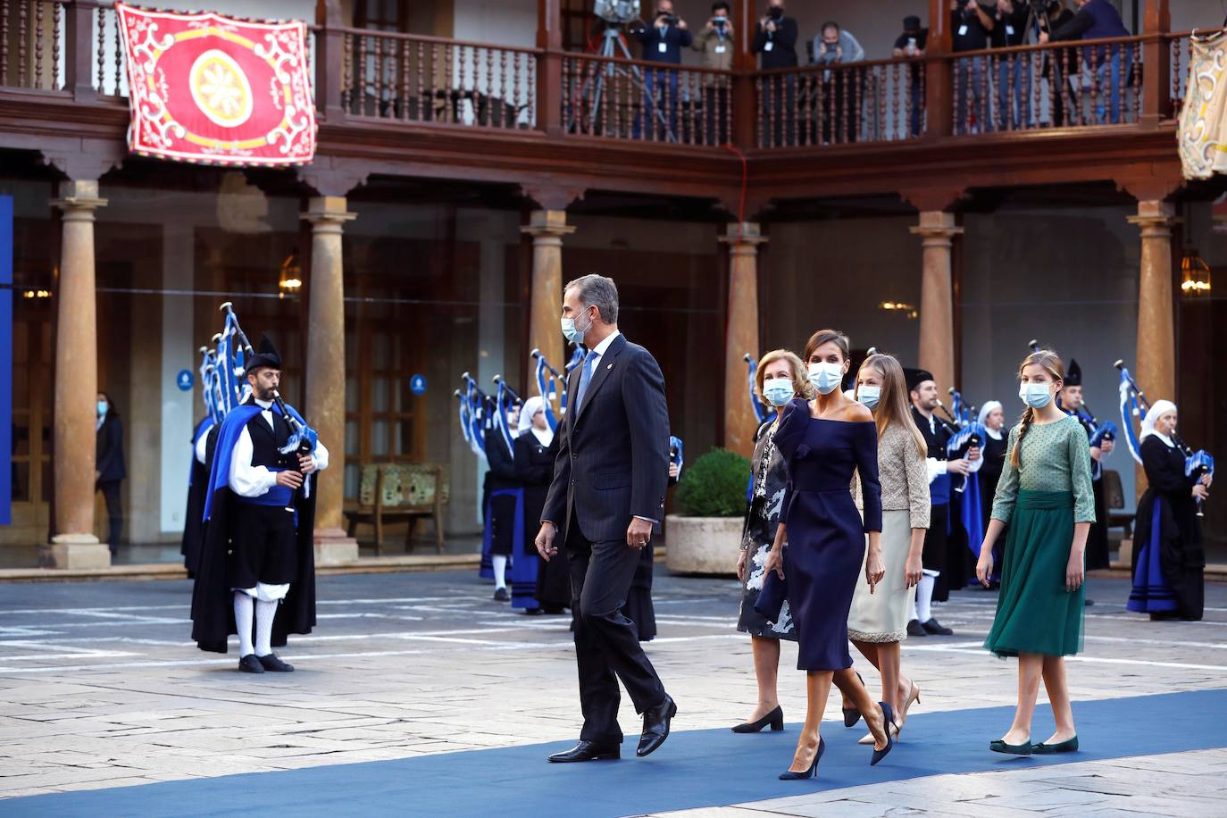 Los Reyes y sus hijas han mantenido este viernes una reunión con los galardonados en la 40 edición de los premios Princesa de Asturias que estarán presentes en la ceremonia de entrega en Oviedo, entre ellos representantes del colectivo sanitario y el piloto de rallys Carlos Sainz. Felipe VI, la reina Letizia, la princesa Leonor y la infanta Sofía han recibido a los premiados junto a los presidentes de los jurados de estas distinciones y miembros de los patronatos Princesa de Asturias y Fundación. Por la tarde ha tenido lugar el acto en el Hotel de la Reconquista de Oviedo con aforo limitado y sin público siguiendo las recomendaciones sanitarias frente al coronavirus.