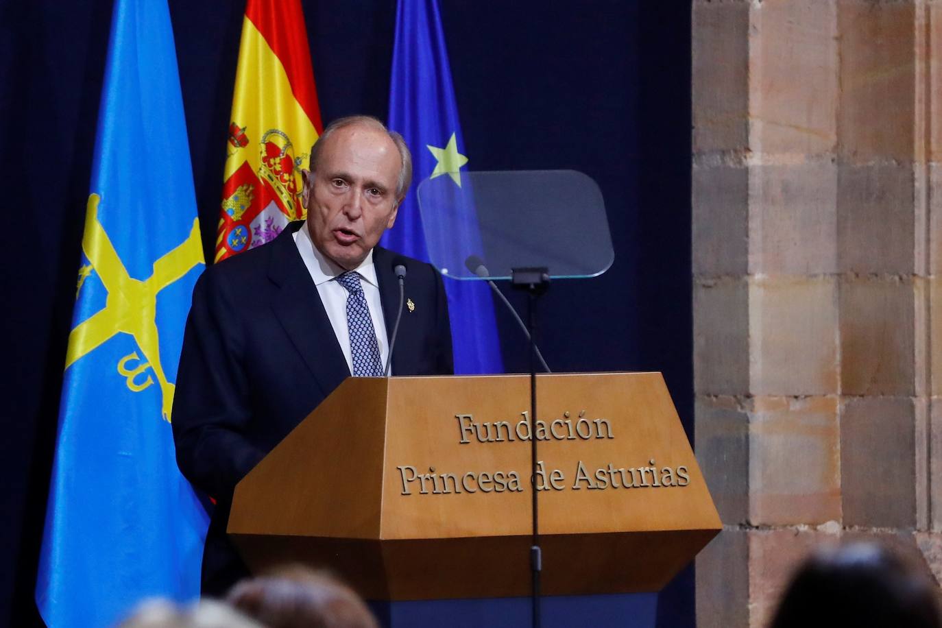 Los Reyes y sus hijas han mantenido este viernes una reunión con los galardonados en la 40 edición de los premios Princesa de Asturias que estarán presentes en la ceremonia de entrega en Oviedo, entre ellos representantes del colectivo sanitario y el piloto de rallys Carlos Sainz. Felipe VI, la reina Letizia, la princesa Leonor y la infanta Sofía han recibido a los premiados junto a los presidentes de los jurados de estas distinciones y miembros de los patronatos Princesa de Asturias y Fundación. Por la tarde ha tenido lugar el acto en el Hotel de la Reconquista de Oviedo con aforo limitado y sin público siguiendo las recomendaciones sanitarias frente al coronavirus.