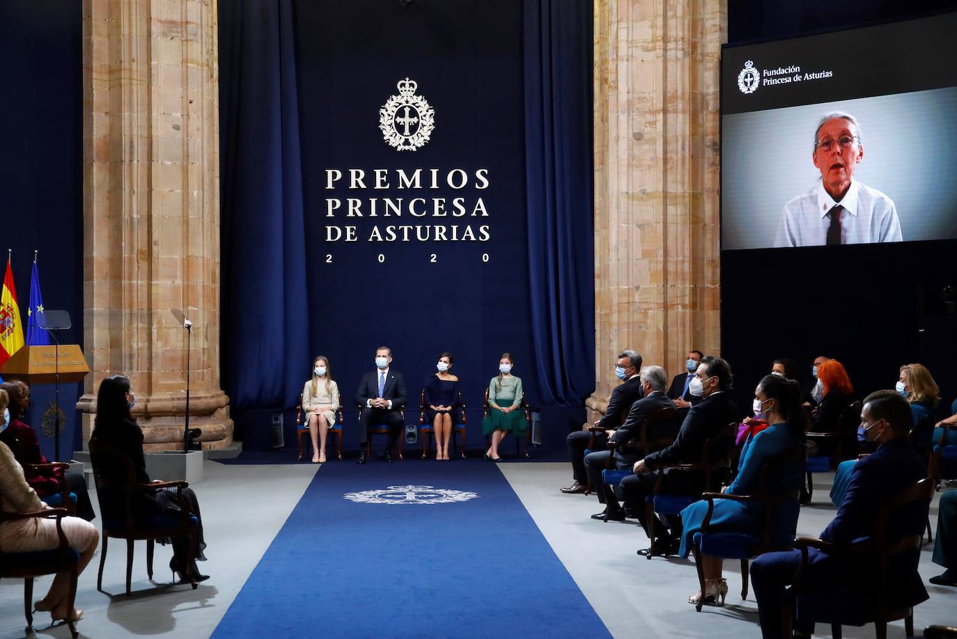 Los Reyes y sus hijas han mantenido este viernes una reunión con los galardonados en la 40 edición de los premios Princesa de Asturias que estarán presentes en la ceremonia de entrega en Oviedo, entre ellos representantes del colectivo sanitario y el piloto de rallys Carlos Sainz. Felipe VI, la reina Letizia, la princesa Leonor y la infanta Sofía han recibido a los premiados junto a los presidentes de los jurados de estas distinciones y miembros de los patronatos Princesa de Asturias y Fundación. Por la tarde ha tenido lugar el acto en el Hotel de la Reconquista de Oviedo con aforo limitado y sin público siguiendo las recomendaciones sanitarias frente al coronavirus.