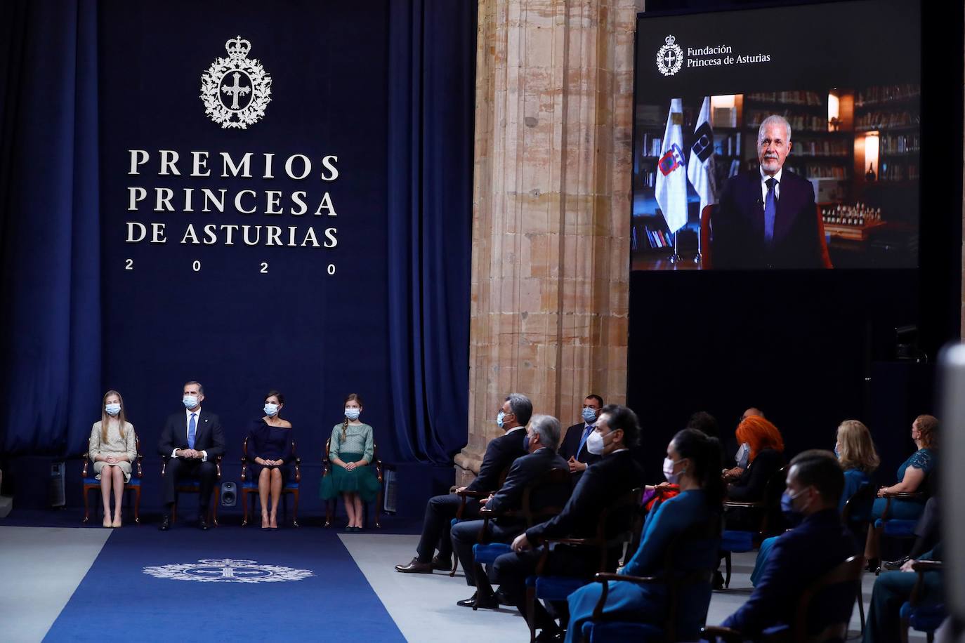 Los Reyes y sus hijas han mantenido este viernes una reunión con los galardonados en la 40 edición de los premios Princesa de Asturias que estarán presentes en la ceremonia de entrega en Oviedo, entre ellos representantes del colectivo sanitario y el piloto de rallys Carlos Sainz. Felipe VI, la reina Letizia, la princesa Leonor y la infanta Sofía han recibido a los premiados junto a los presidentes de los jurados de estas distinciones y miembros de los patronatos Princesa de Asturias y Fundación. Por la tarde ha tenido lugar el acto en el Hotel de la Reconquista de Oviedo con aforo limitado y sin público siguiendo las recomendaciones sanitarias frente al coronavirus.