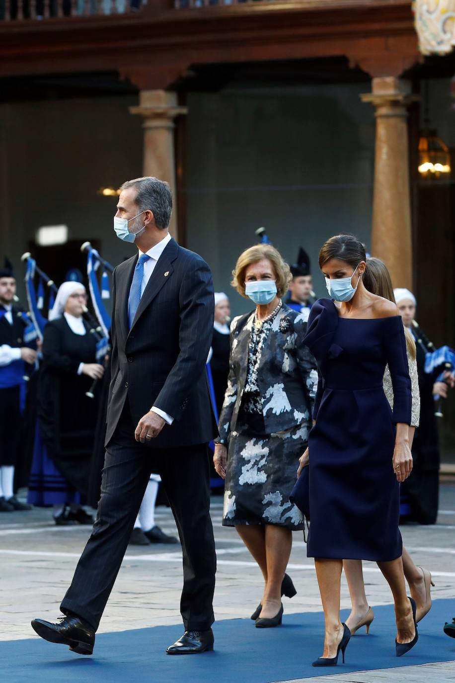 Los Reyes y sus hijas han mantenido este viernes una reunión con los galardonados en la 40 edición de los premios Princesa de Asturias que estarán presentes en la ceremonia de entrega en Oviedo, entre ellos representantes del colectivo sanitario y el piloto de rallys Carlos Sainz. Felipe VI, la reina Letizia, la princesa Leonor y la infanta Sofía han recibido a los premiados junto a los presidentes de los jurados de estas distinciones y miembros de los patronatos Princesa de Asturias y Fundación. Por la tarde ha tenido lugar el acto en el Hotel de la Reconquista de Oviedo con aforo limitado y sin público siguiendo las recomendaciones sanitarias frente al coronavirus.