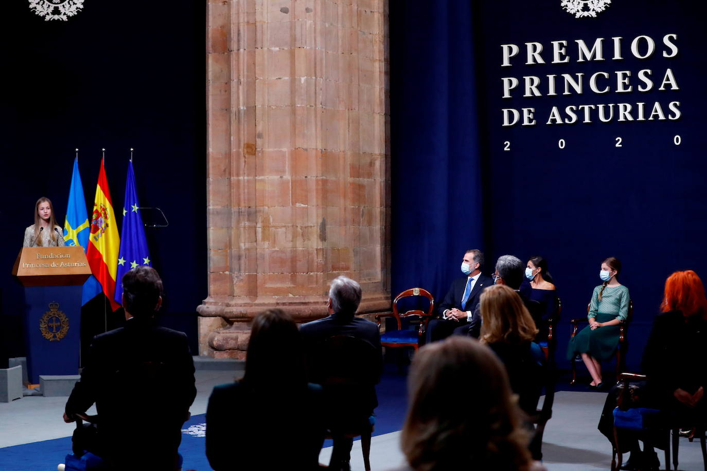 Los Reyes y sus hijas han mantenido este viernes una reunión con los galardonados en la 40 edición de los premios Princesa de Asturias que estarán presentes en la ceremonia de entrega en Oviedo, entre ellos representantes del colectivo sanitario y el piloto de rallys Carlos Sainz. Felipe VI, la reina Letizia, la princesa Leonor y la infanta Sofía han recibido a los premiados junto a los presidentes de los jurados de estas distinciones y miembros de los patronatos Princesa de Asturias y Fundación. Por la tarde ha tenido lugar el acto en el Hotel de la Reconquista de Oviedo con aforo limitado y sin público siguiendo las recomendaciones sanitarias frente al coronavirus.