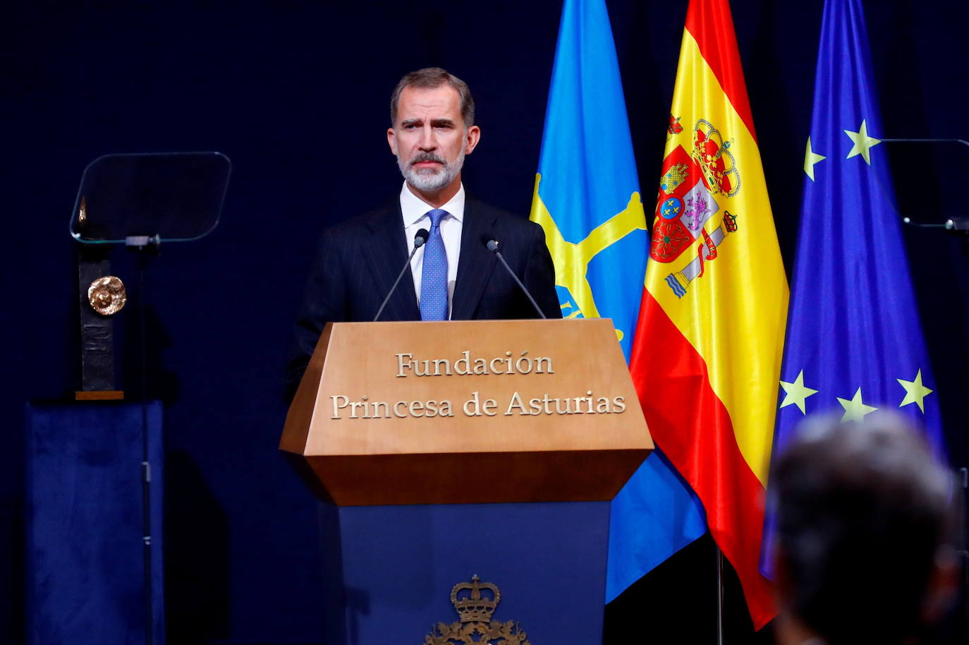 Los Reyes y sus hijas han mantenido este viernes una reunión con los galardonados en la 40 edición de los premios Princesa de Asturias que estarán presentes en la ceremonia de entrega en Oviedo, entre ellos representantes del colectivo sanitario y el piloto de rallys Carlos Sainz. Felipe VI, la reina Letizia, la princesa Leonor y la infanta Sofía han recibido a los premiados junto a los presidentes de los jurados de estas distinciones y miembros de los patronatos Princesa de Asturias y Fundación. Por la tarde ha tenido lugar el acto en el Hotel de la Reconquista de Oviedo con aforo limitado y sin público siguiendo las recomendaciones sanitarias frente al coronavirus.