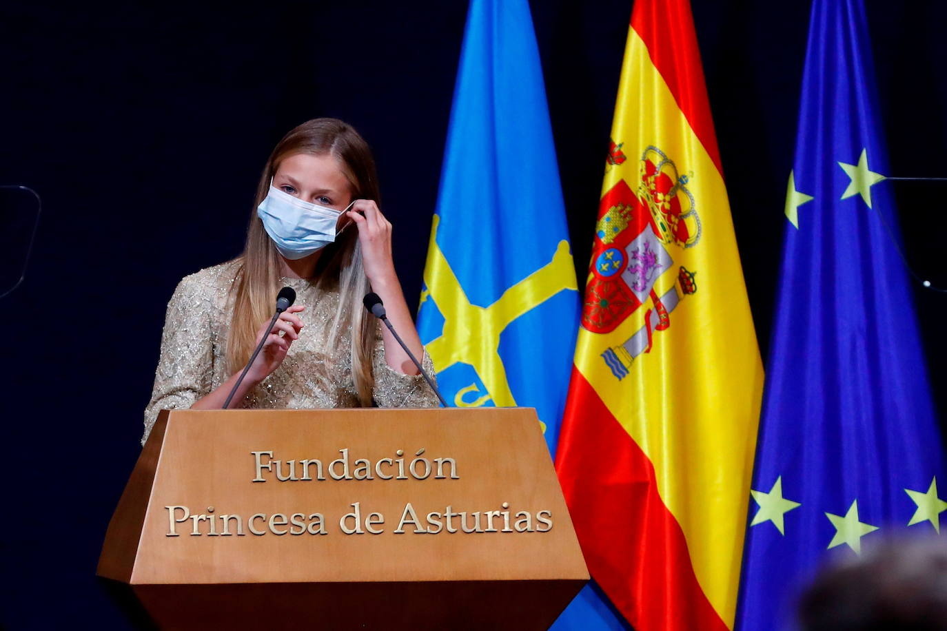 Los Reyes y sus hijas han mantenido este viernes una reunión con los galardonados en la 40 edición de los premios Princesa de Asturias que estarán presentes en la ceremonia de entrega en Oviedo, entre ellos representantes del colectivo sanitario y el piloto de rallys Carlos Sainz. Felipe VI, la reina Letizia, la princesa Leonor y la infanta Sofía han recibido a los premiados junto a los presidentes de los jurados de estas distinciones y miembros de los patronatos Princesa de Asturias y Fundación. Por la tarde ha tenido lugar el acto en el Hotel de la Reconquista de Oviedo con aforo limitado y sin público siguiendo las recomendaciones sanitarias frente al coronavirus.