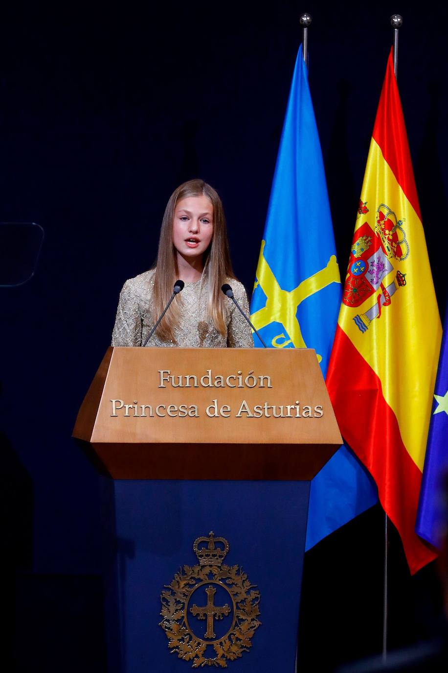 Los Reyes y sus hijas han mantenido este viernes una reunión con los galardonados en la 40 edición de los premios Princesa de Asturias que estarán presentes en la ceremonia de entrega en Oviedo, entre ellos representantes del colectivo sanitario y el piloto de rallys Carlos Sainz. Felipe VI, la reina Letizia, la princesa Leonor y la infanta Sofía han recibido a los premiados junto a los presidentes de los jurados de estas distinciones y miembros de los patronatos Princesa de Asturias y Fundación. Por la tarde ha tenido lugar el acto en el Hotel de la Reconquista de Oviedo con aforo limitado y sin público siguiendo las recomendaciones sanitarias frente al coronavirus.