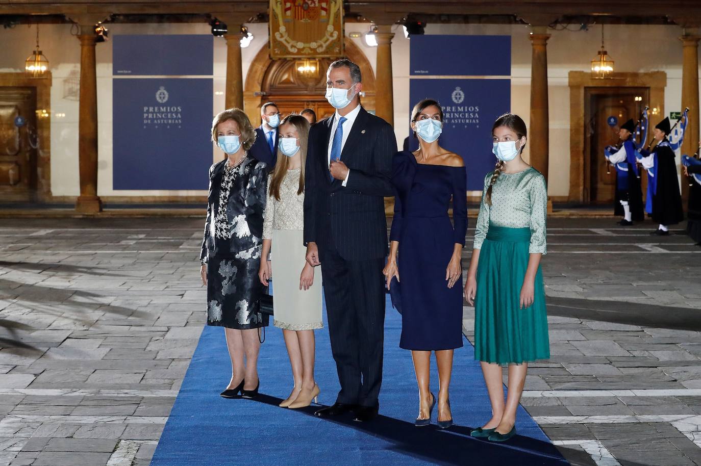 Los Reyes y sus hijas han mantenido este viernes una reunión con los galardonados en la 40 edición de los premios Princesa de Asturias que estarán presentes en la ceremonia de entrega en Oviedo, entre ellos representantes del colectivo sanitario y el piloto de rallys Carlos Sainz. Felipe VI, la reina Letizia, la princesa Leonor y la infanta Sofía han recibido a los premiados junto a los presidentes de los jurados de estas distinciones y miembros de los patronatos Princesa de Asturias y Fundación. Por la tarde ha tenido lugar el acto en el Hotel de la Reconquista de Oviedo con aforo limitado y sin público siguiendo las recomendaciones sanitarias frente al coronavirus.