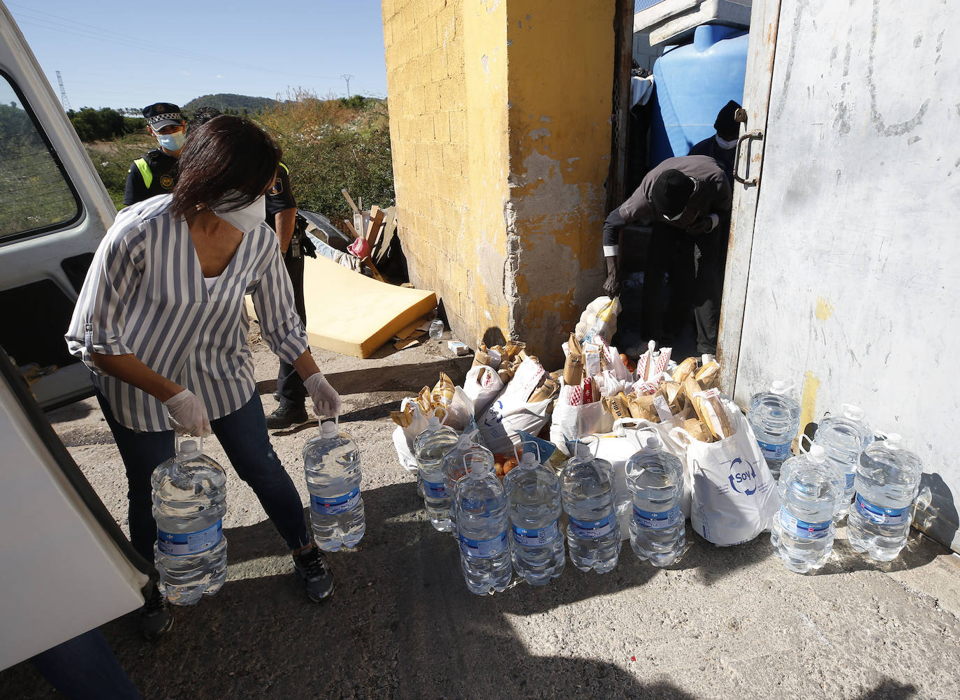 Los contagios ascienden a 30 en una semana y los inmigrantes hacen cuarentena en un local sin medidas de higiene ni salubridad