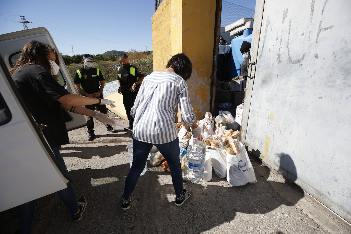 Los contagios ascienden a 30 en una semana y los inmigrantes hacen cuarentena en un local sin medidas de higiene ni salubridad