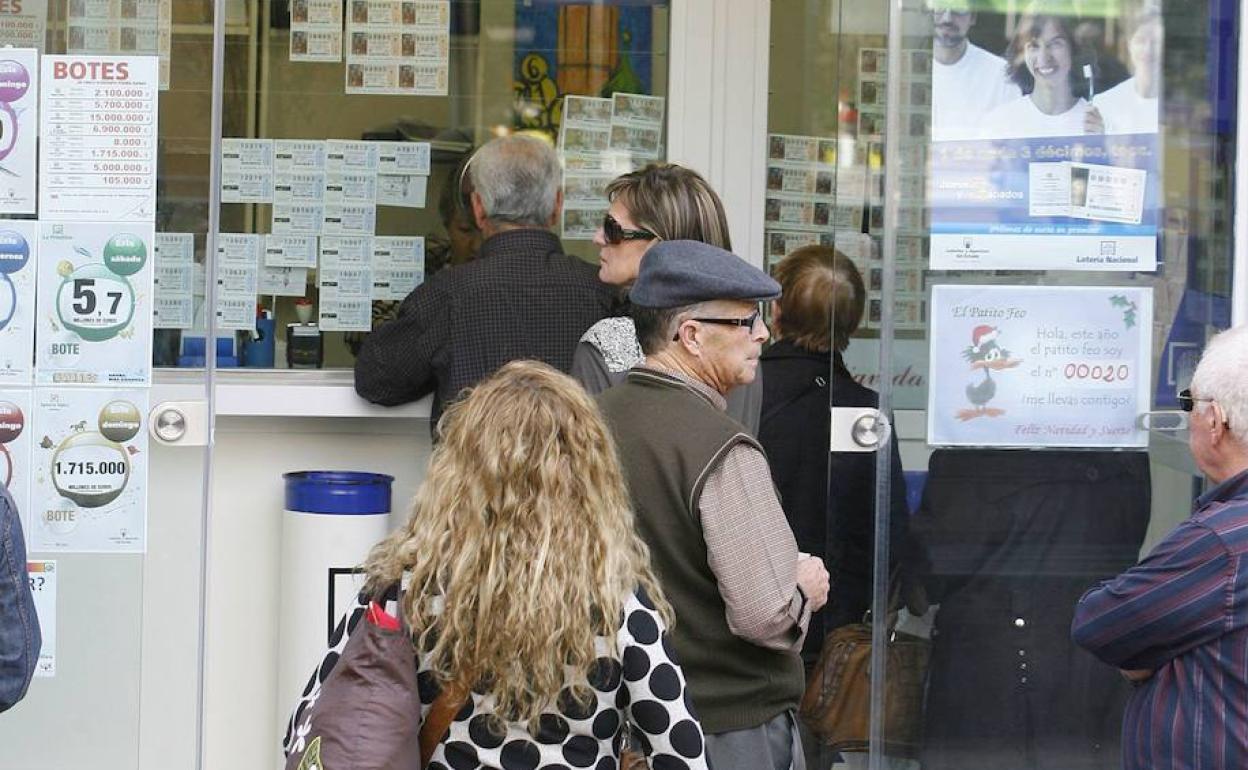 Clientes esperan en una administración de lotería. 