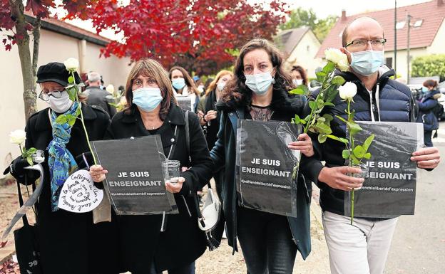 Docentes se dirigen al colegio de secundaria donde trabajaba su colega asesinado para depositar flores en su memoria.