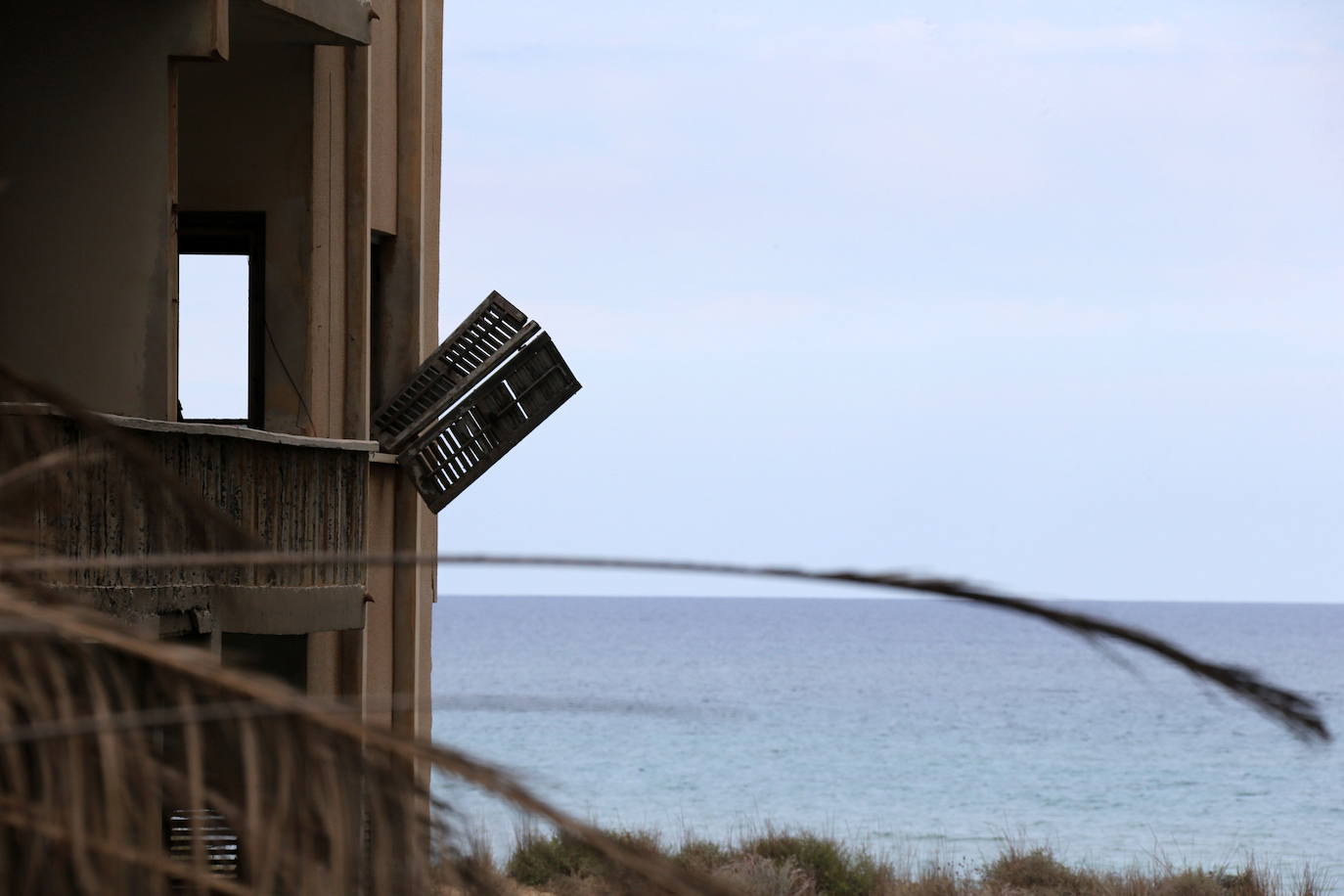 Varosha era el sector más prospero de la ciudad de Famagusta (Chipre), que tenía 40.000 habitantes, antes de ser ocupada por las tropas turcas en 1974. Todos sus habitantes fueron expulsados. En 1984 la ONU emitió una resolución que declara «inadmisible» todo intento de poblar cualquier parte de Varosha con personas que no sean sus habitantes originales. La pasada semana, Ersin Tatar, hasta ahora primer ministro de la autoproclamada República Turca del Norte de Chipre (RTNC) y el presidente turco, Recep Tayyip Erdogan, anunciaron por sorpresa la apertura de parte de la playa del barrio fantasma de Varosha.