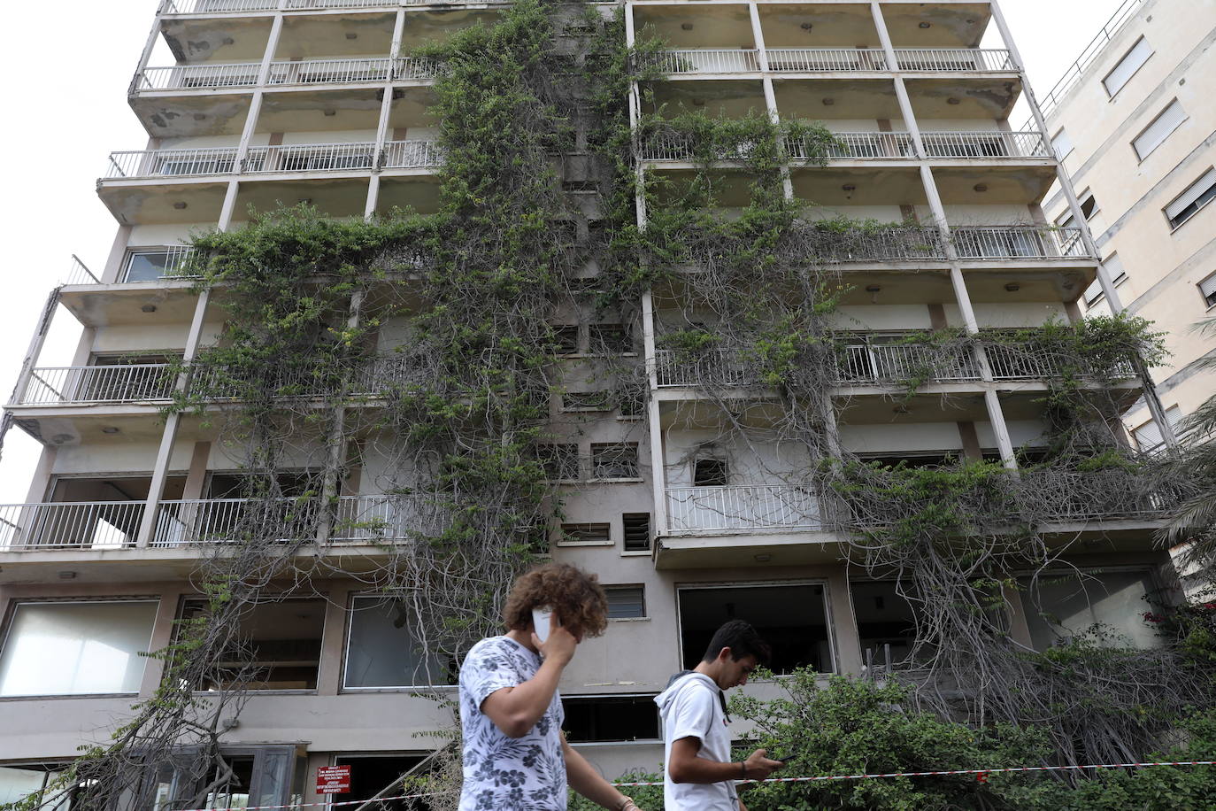 Varosha era el sector más prospero de la ciudad de Famagusta (Chipre), que tenía 40.000 habitantes, antes de ser ocupada por las tropas turcas en 1974. Todos sus habitantes fueron expulsados. En 1984 la ONU emitió una resolución que declara «inadmisible» todo intento de poblar cualquier parte de Varosha con personas que no sean sus habitantes originales. La pasada semana, Ersin Tatar, hasta ahora primer ministro de la autoproclamada República Turca del Norte de Chipre (RTNC) y el presidente turco, Recep Tayyip Erdogan, anunciaron por sorpresa la apertura de parte de la playa del barrio fantasma de Varosha.