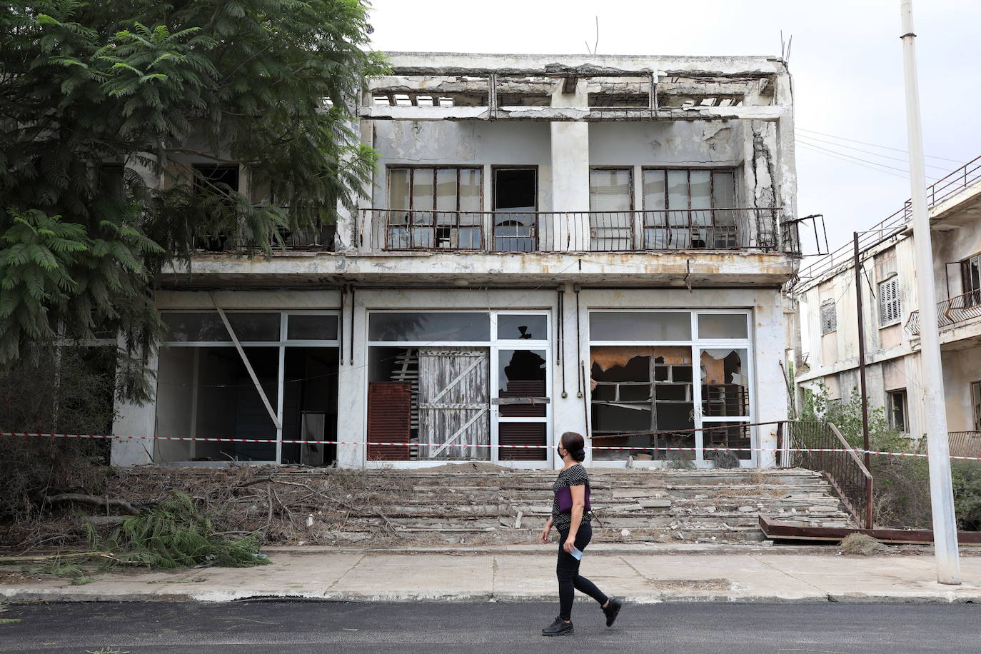 Varosha era el sector más prospero de la ciudad de Famagusta (Chipre), que tenía 40.000 habitantes, antes de ser ocupada por las tropas turcas en 1974. Todos sus habitantes fueron expulsados. En 1984 la ONU emitió una resolución que declara «inadmisible» todo intento de poblar cualquier parte de Varosha con personas que no sean sus habitantes originales. La pasada semana, Ersin Tatar, hasta ahora primer ministro de la autoproclamada República Turca del Norte de Chipre (RTNC) y el presidente turco, Recep Tayyip Erdogan, anunciaron por sorpresa la apertura de parte de la playa del barrio fantasma de Varosha.