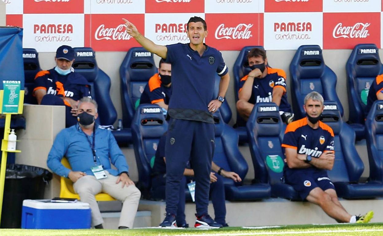 Javi Gracia da indicaciones a sus jugadores en su visita a La Cerámica. 