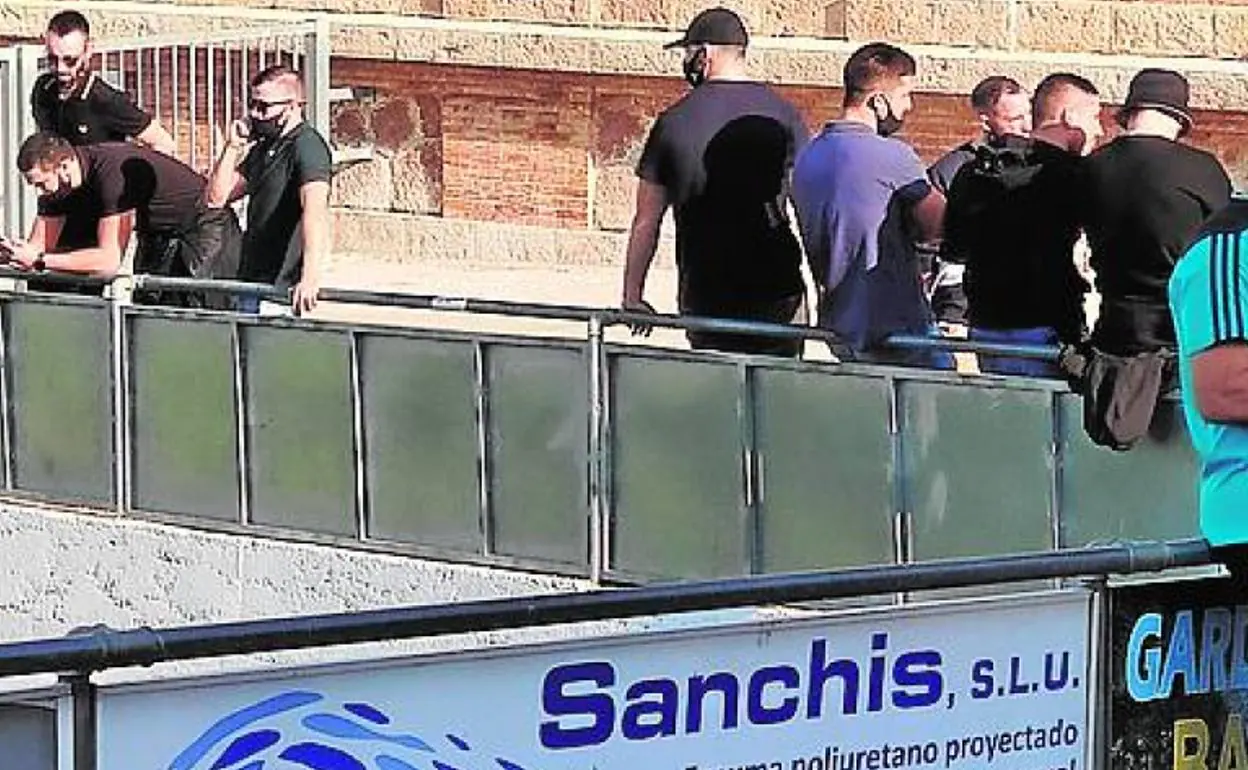 Seguidores del CF Gandia en el interior del campo. 