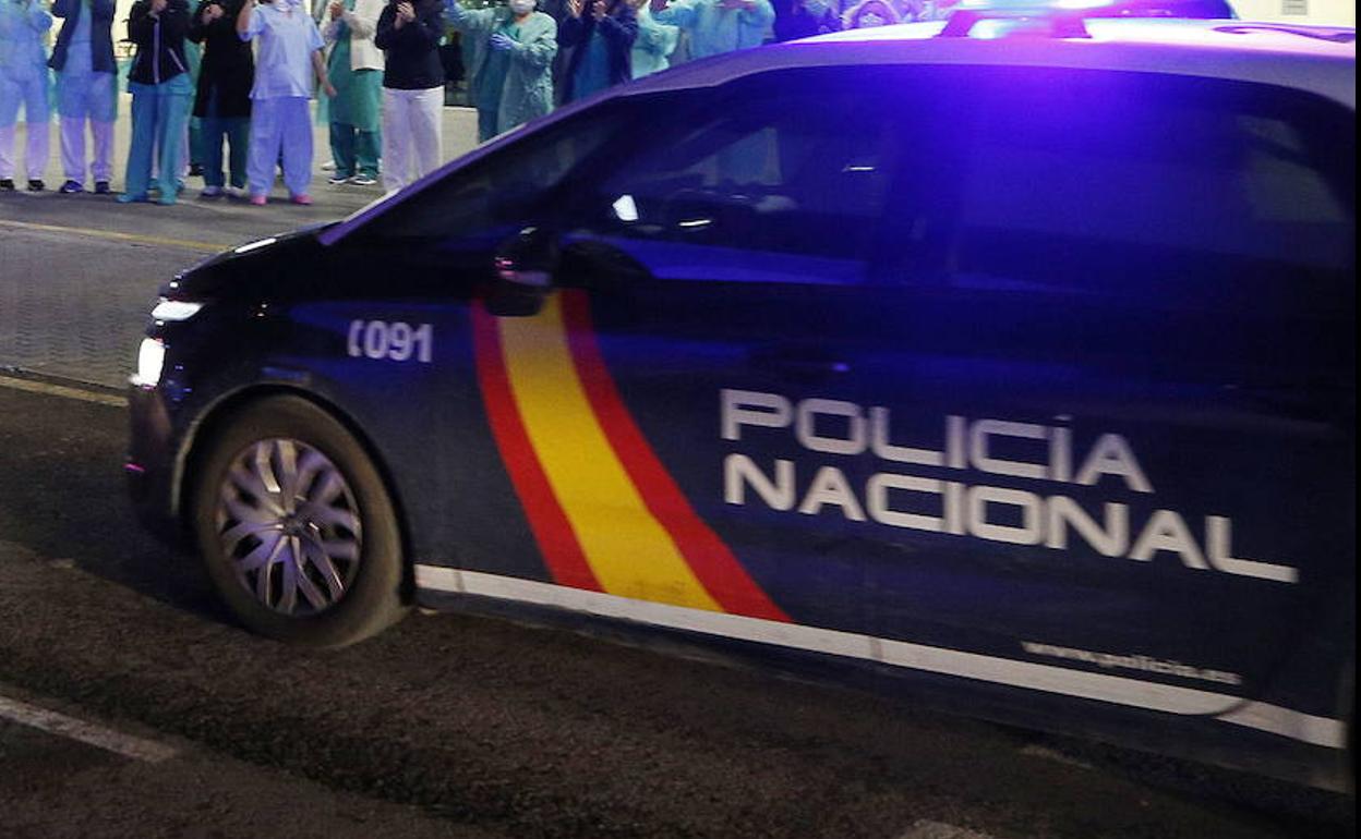 Saludo de sanitarios a la Policía Nacional en uno de los homenajes de apoyo durante el confinamiento, a las puertas del Hospital La Fe. 