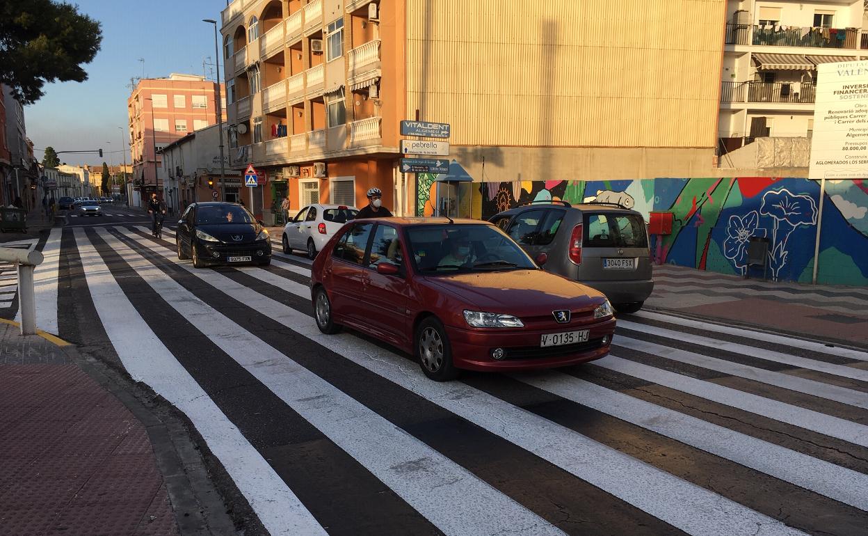 Los vehículos paran en medio del nuevo paso de cebra junto a la estación de Algemesí. 