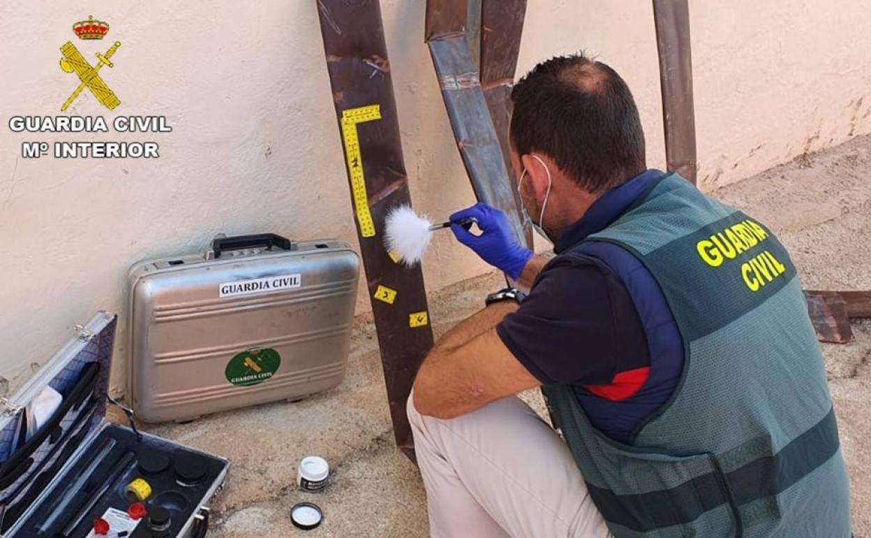 Uno de los agentes de la Guardia Civil durante el registro.