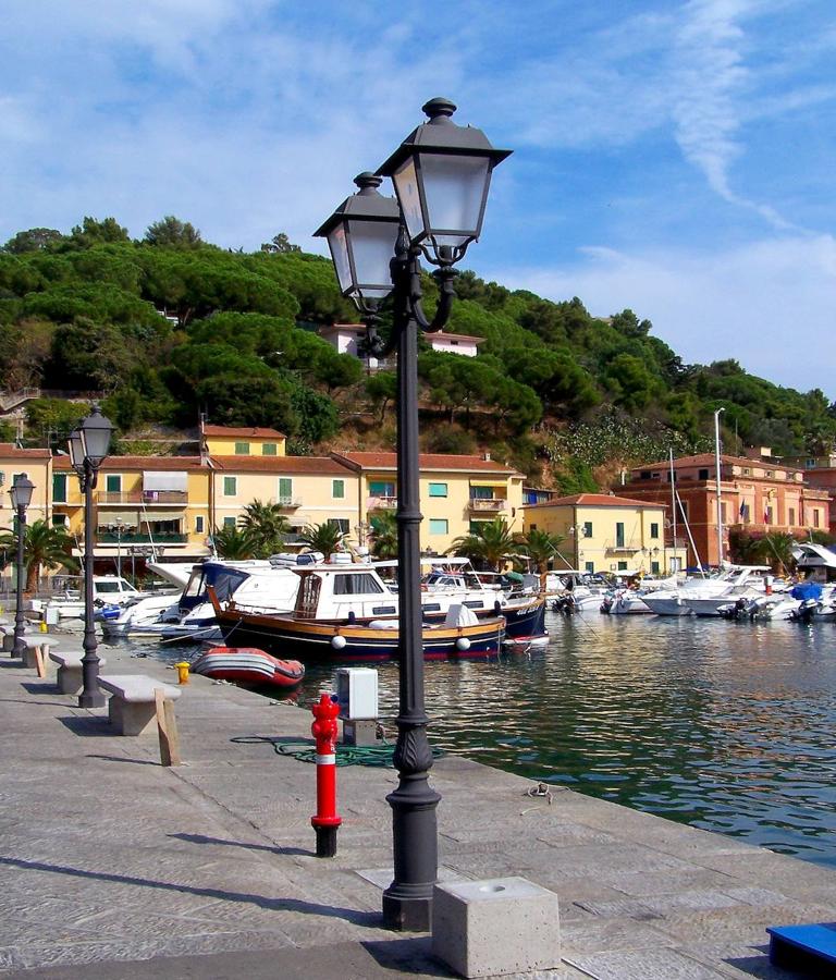 Desde la piazza Matteotti, las oscilantes barcas de pescadores y los yates de lujo se dejan ver haciendo las delicias de los turistas.