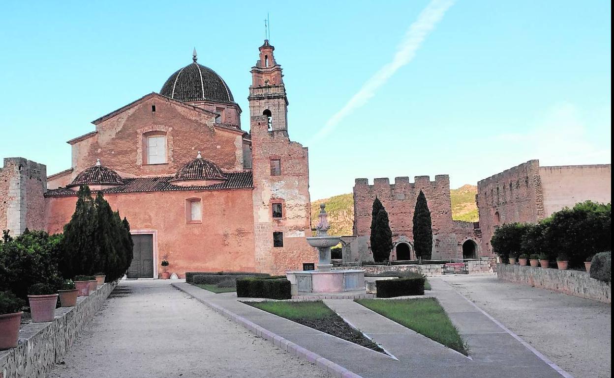 Iglesia del monestir de Santa Maria de Simat, claustro gótico y el refectorio.