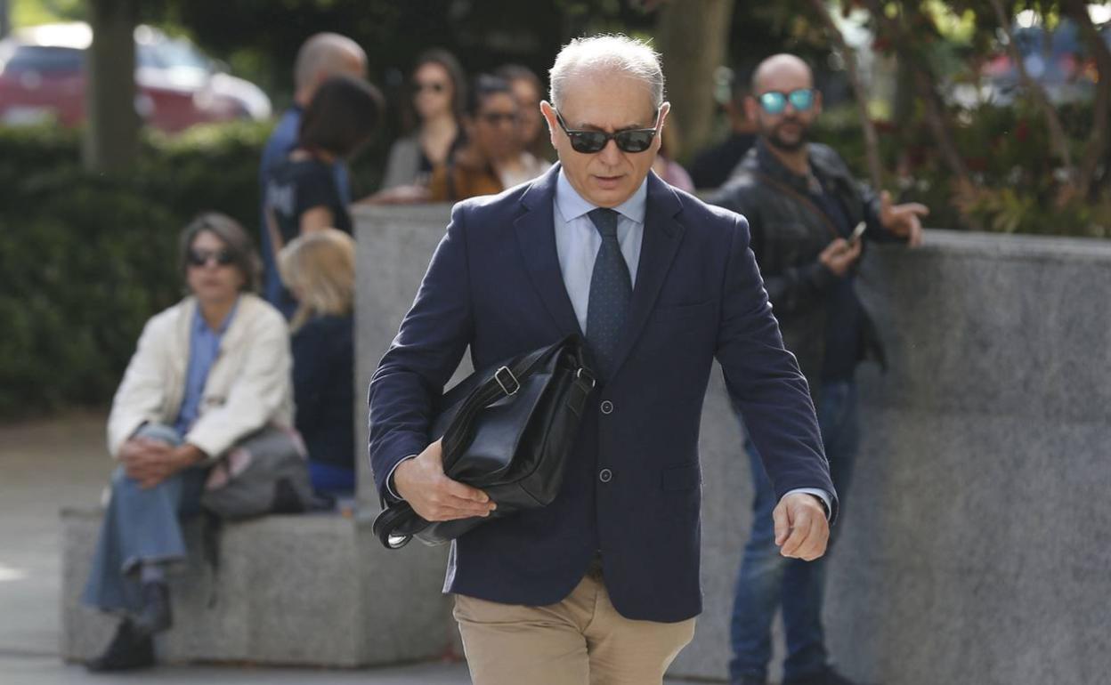 Enrique Crespo, en la entrada a la Ciudad de la Justicia.